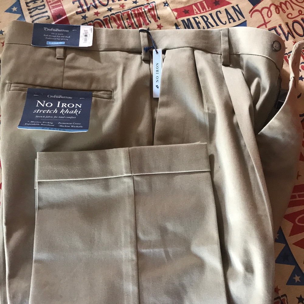 Mens Classic Fit Khakis w/ Pleated front
